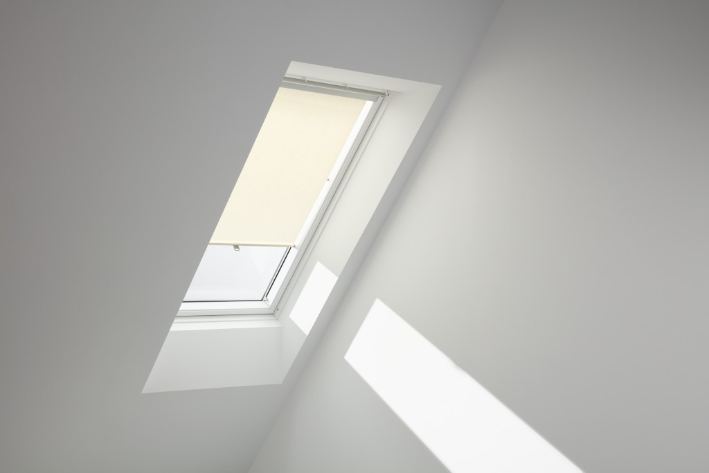 VELUX Sichtschutz-Rollo manuell mit Haltekrallen RLT-RLT1031086M VELUX Sichtschutz-Rollo manuell mit Haltekrallen RLT-RLT1031086M